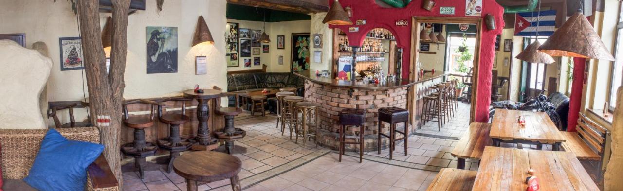Cuba Bar & Hostel เชสเกบูดิเยโจวิตเซ ภายนอก รูปภาพ