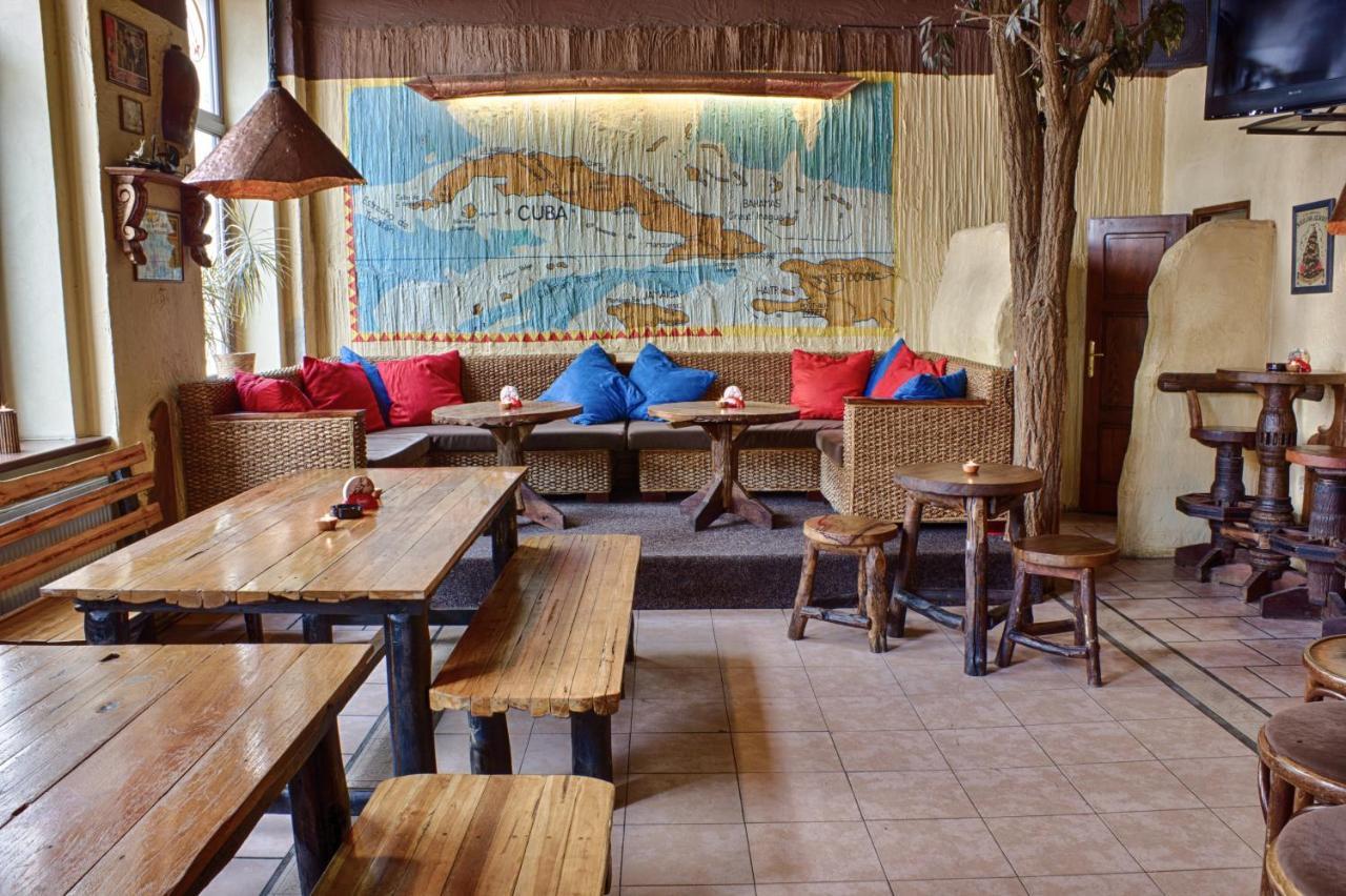 Cuba Bar & Hostel เชสเกบูดิเยโจวิตเซ ภายนอก รูปภาพ