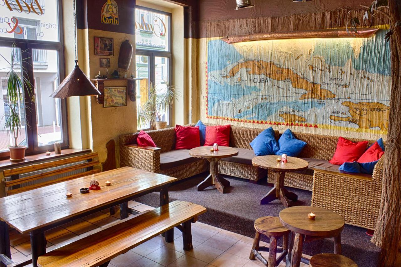 Cuba Bar & Hostel เชสเกบูดิเยโจวิตเซ ภายนอก รูปภาพ