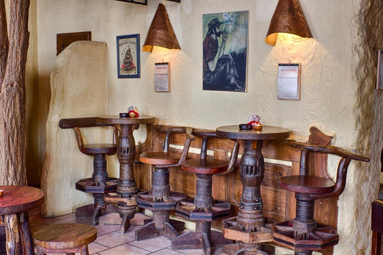 Cuba Bar & Hostel เชสเกบูดิเยโจวิตเซ ภายนอก รูปภาพ
