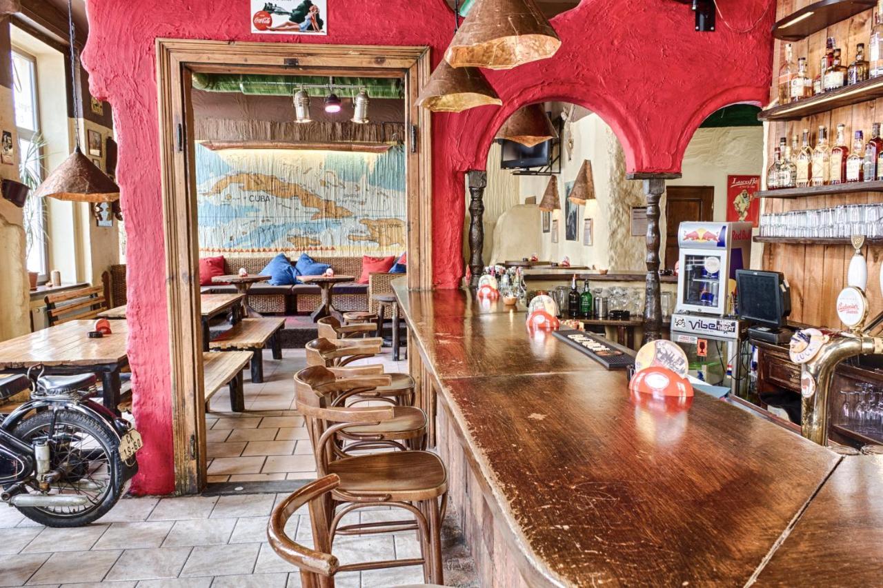 Cuba Bar & Hostel เชสเกบูดิเยโจวิตเซ ภายนอก รูปภาพ