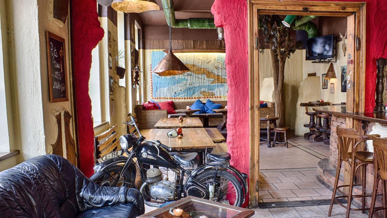 Cuba Bar & Hostel เชสเกบูดิเยโจวิตเซ ภายนอก รูปภาพ