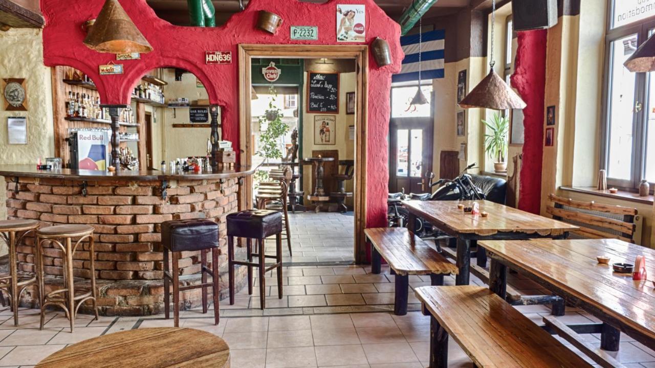 Cuba Bar & Hostel เชสเกบูดิเยโจวิตเซ ภายนอก รูปภาพ