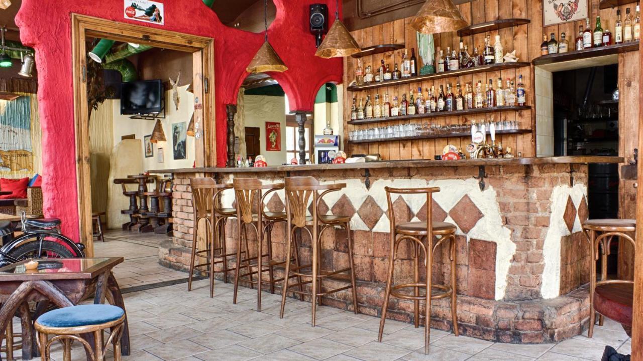 Cuba Bar & Hostel เชสเกบูดิเยโจวิตเซ ภายนอก รูปภาพ