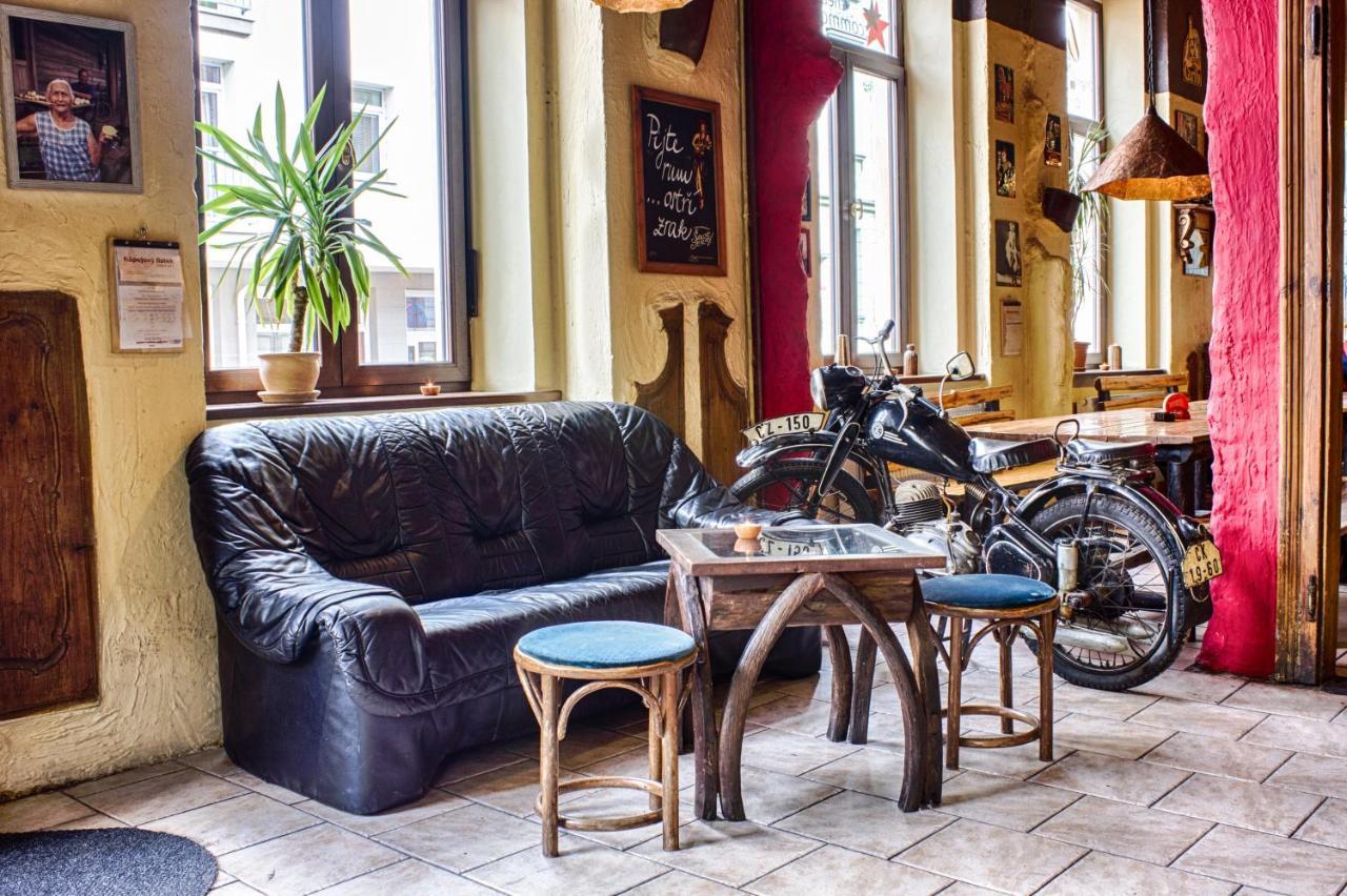 Cuba Bar & Hostel เชสเกบูดิเยโจวิตเซ ภายนอก รูปภาพ