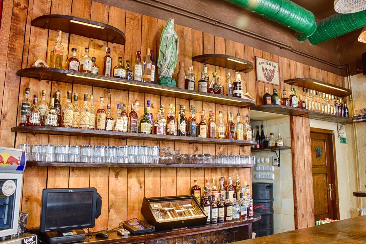 Cuba Bar & Hostel เชสเกบูดิเยโจวิตเซ ภายนอก รูปภาพ